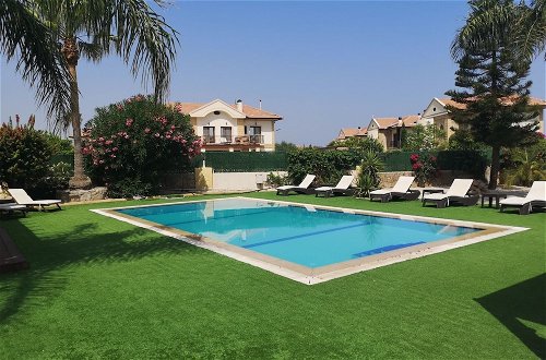 Foto 13 - Stunning Private Villa - Beautiful Gardens & Pool