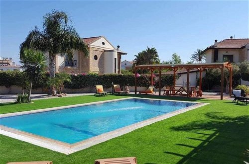 Foto 19 - Stunning Private Villa - Beautiful Gardens & Pool