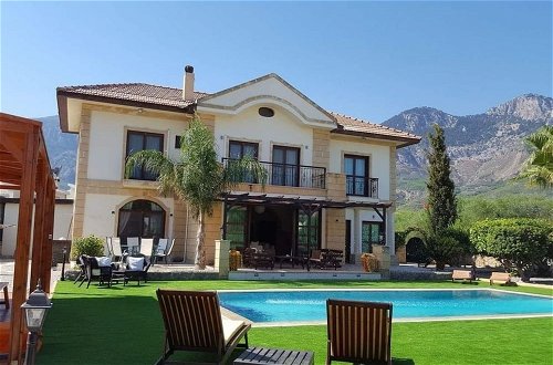 Foto 1 - Stunning Private Villa - Beautiful Gardens & Pool