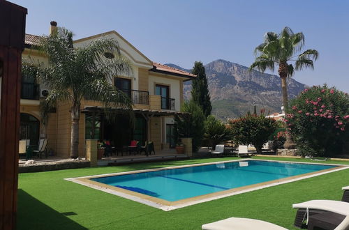 Photo 12 - Stunning Private Villa - Beautiful Gardens & Pool