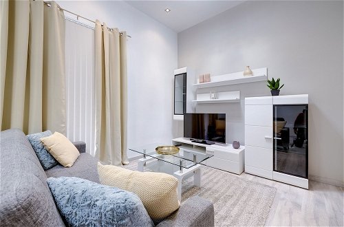 Photo 1 - Stylish 1BR Apartment Steps to the Promenade