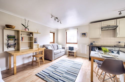 Photo 2 - Dean Village Studio Apartment