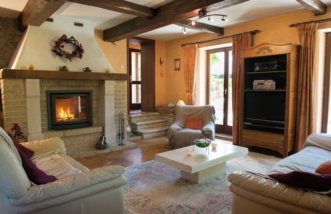 Desnie Farmhouse With Pool - Photo 13