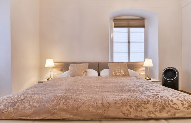 Charles Bridge Royal Apartment - Photo 3