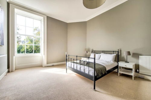 Photo 6 - Bright and Spacious 4-bedroom Apart in Stockbridge