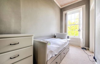 Photo 2 - Bright and Spacious 4-bedroom Apart in Stockbridge