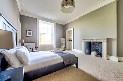 Photo 12 - Bright and Spacious 4-bedroom Apart in Stockbridge