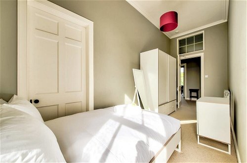 Photo 13 - Bright and Spacious 4-bedroom Apart in Stockbridge