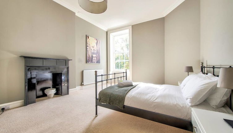 Photo 1 - Bright and Spacious 4-bedroom Apart in Stockbridge