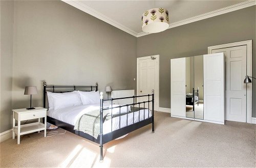 Photo 5 - Bright and Spacious 4-bedroom Apart in Stockbridge