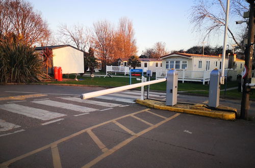 Foto 11 - Lovely 2-bed Caravan in Walton on the Naze