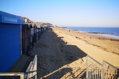 Foto 16 - Lovely 2-bed Caravan in Walton on the Naze