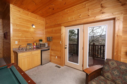 Foto 12 - Mountain Sunrise - Five Bedroom Cabin