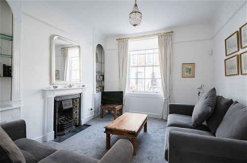 Photo 1 - Stylish Sloane Square Home Close to Victoria by Underthedoormat