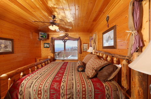 Photo 2 - Howling Wolf - One Bedroom Cabin