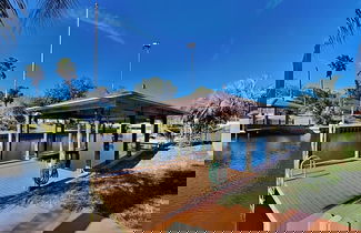 Foto 3 - Splashing Dolphins