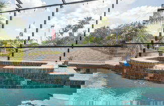 Foto 2 - Splashing Dolphins