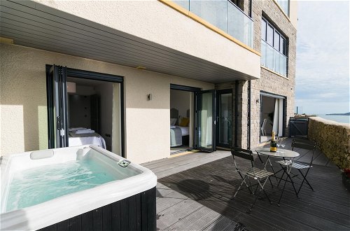 Photo 6 - Apartment 3 Waterstone House - Sea Front Apartment Hot Tub