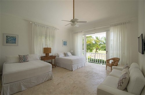 Foto 18 - Golf-front Villa With Large Spaces Staff and Pool Situated in Luxury Beach Resort