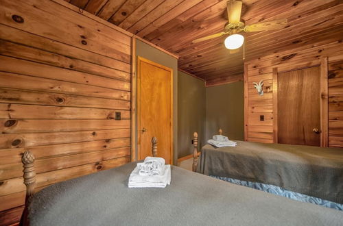 Foto 14 - Bear Hug Lodge - Charming Cabin in Coosawattee River Resort - Pet Friendly