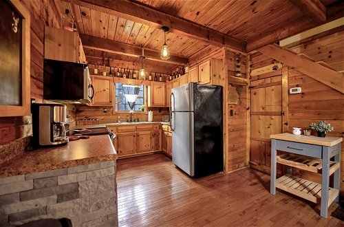 Foto 11 - Bear Hug Lodge - Charming Cabin in Coosawattee River Resort - Pet Friendly
