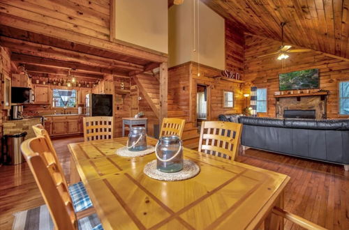 Foto 7 - Bear Hug Lodge - Charming Cabin in Coosawattee River Resort - Pet Friendly