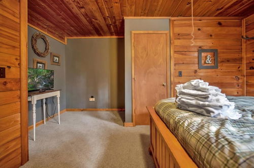 Foto 23 - Bear Hug Lodge - Charming Cabin in Coosawattee River Resort - Pet Friendly