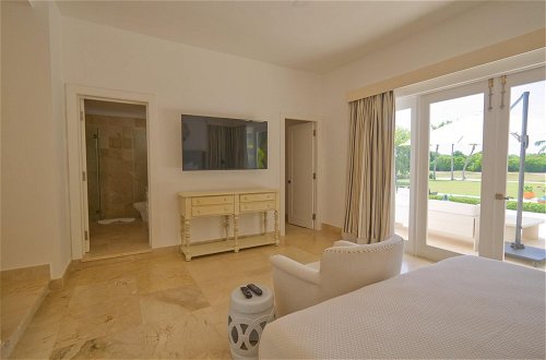 Foto 10 - Fantastic 8-bedroom Golf-front Mansion Near the Beach