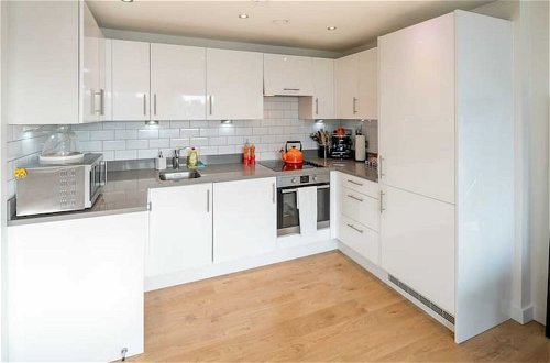 Foto 4 - Chic 1 Bedroom Apartment With View of Shard