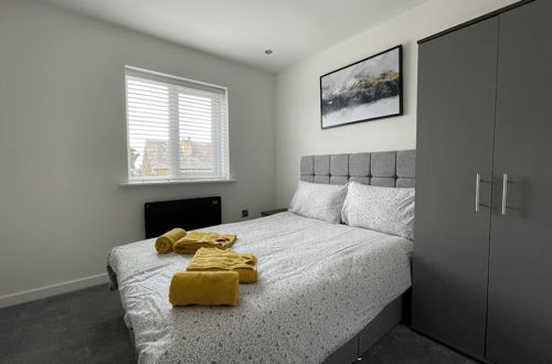Photo 2 - Modern & Comfortable 2BR Apartment