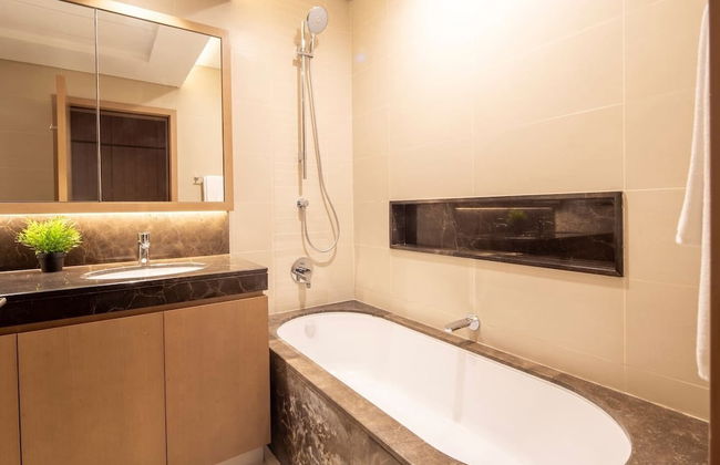 Modern 2BR w/ Tranquil Ambience in Emirates Hills! - Foto 13