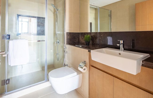 Modern 2BR w/ Tranquil Ambience in Emirates Hills! - Foto 12