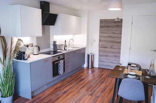 Photo 5 - Staycay Modern Studio Apartment in Sheffield City Centre