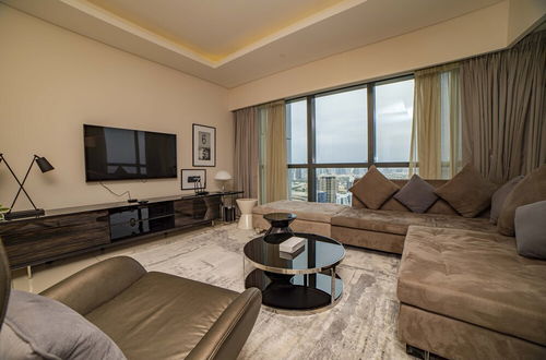 Photo 9 - Luxury 2BR Apartment in Paramount Towers Business Bay