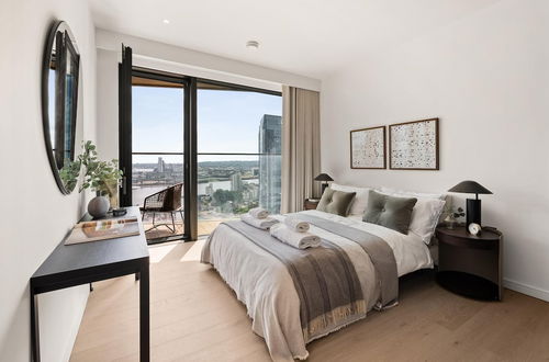 Photo 3 - Stunning two Bedroom Docklands Apartment With Balcony