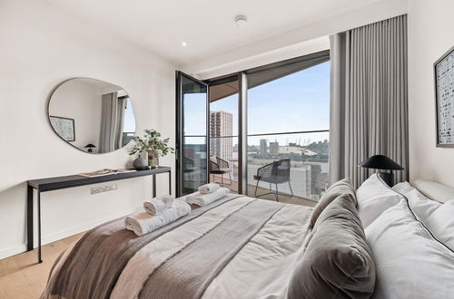 Photo 2 - Stunning two Bedroom Docklands Apartment With Balcony