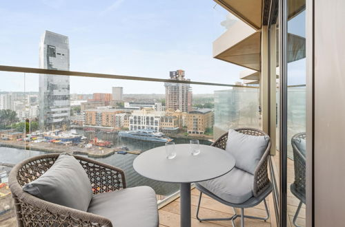 Foto 15 - Stunning two Bedroom Docklands Apartment With Balcony