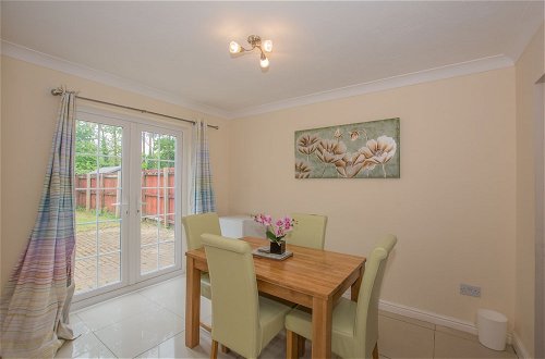 Photo 14 - Modern 4 Bedroom Detached House in Cardiff