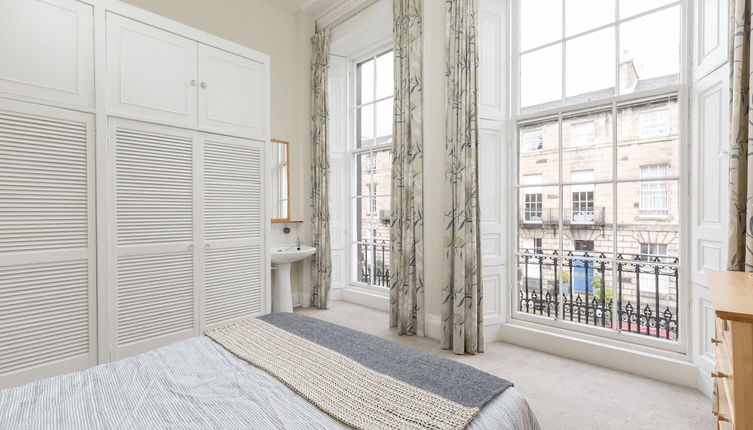 Photo 1 - Light and Spacious 2 Bedroom Flat in Heart of Edinburgh