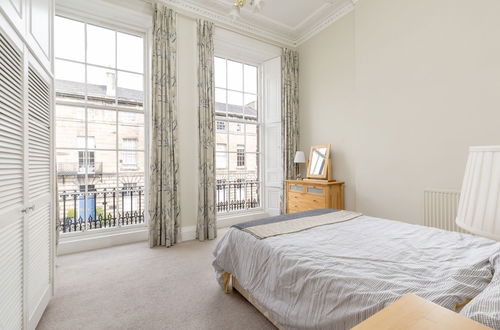 Photo 3 - Light and Spacious 2 Bedroom Flat in Heart of Edinburgh