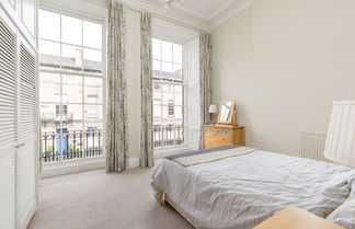 Photo 3 - Light and Spacious 2 Bedroom Flat in Heart of Edinburgh