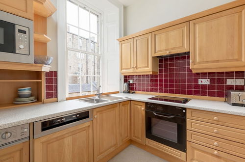 Photo 10 - Light and Spacious 2 Bedroom Flat in Heart of Edinburgh