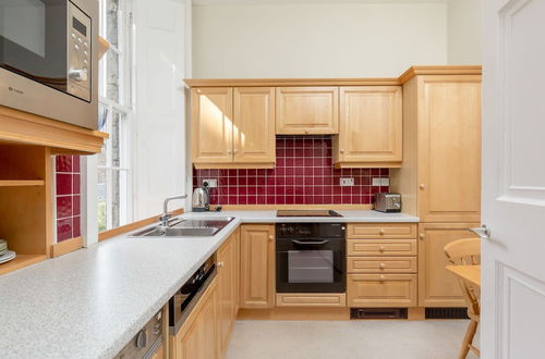 Photo 8 - Light and Spacious 2 Bedroom Flat in Heart of Edinburgh