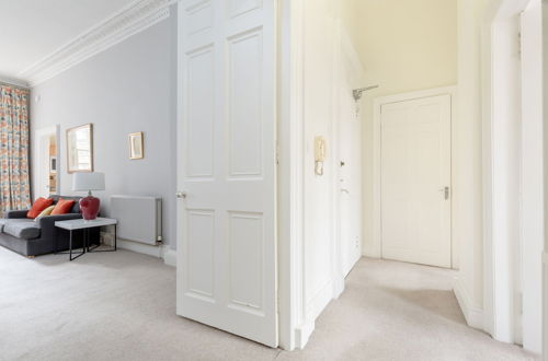 Photo 5 - Light and Spacious 2 Bedroom Flat in Heart of Edinburgh