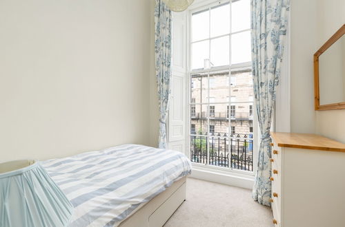 Photo 2 - Light and Spacious 2 Bedroom Flat in Heart of Edinburgh