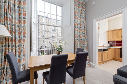 Photo 11 - Light and Spacious 2 Bedroom Flat in Heart of Edinburgh