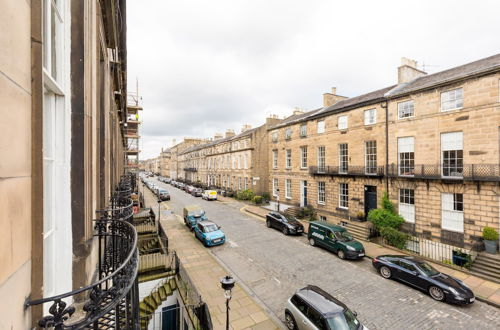 Photo 18 - Light and Spacious 2 Bedroom Flat in Heart of Edinburgh
