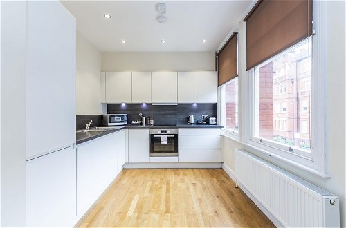 Photo 4 - Bright 3 Bedroom Apartment in Hammersmith