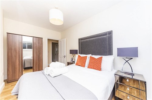 Photo 17 - Bright 3 Bedroom Apartment in Hammersmith
