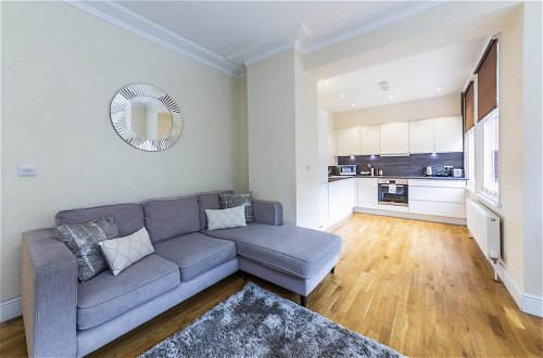 Photo 2 - Bright 3 Bedroom Apartment in Hammersmith